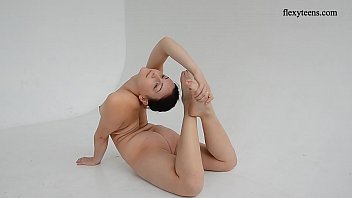 Naked beauty shows her super flexibility